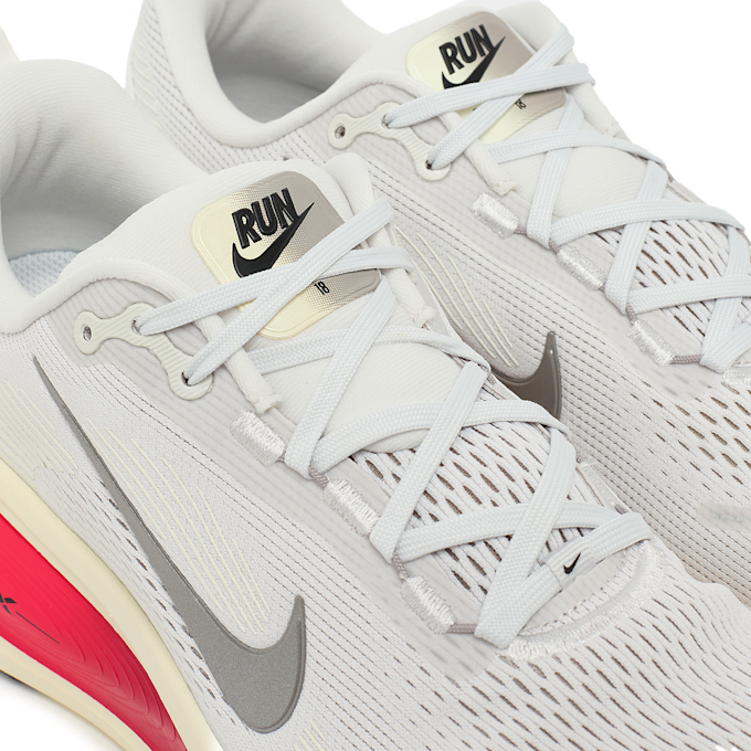 Nike Nike Vomero 18 platinum tint/mtlc pewter-siren red grijs 86501 6