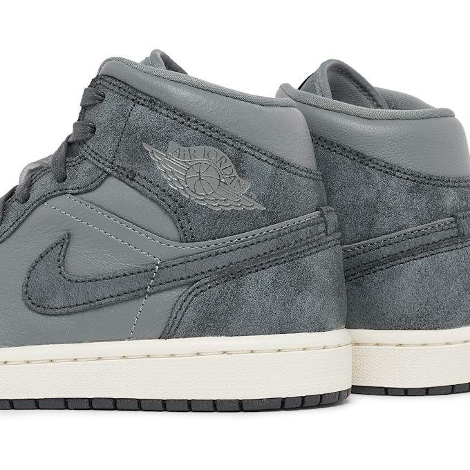 Jordan Wmns Air Jordan 1 Mid "Distressed Smoke Grey" gris 81539 5