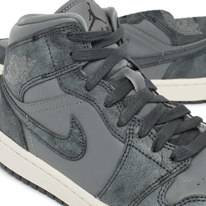 Jordan Wmns Air Jordan 1 Mid "Distressed Smoke Grey" gris 81539 6