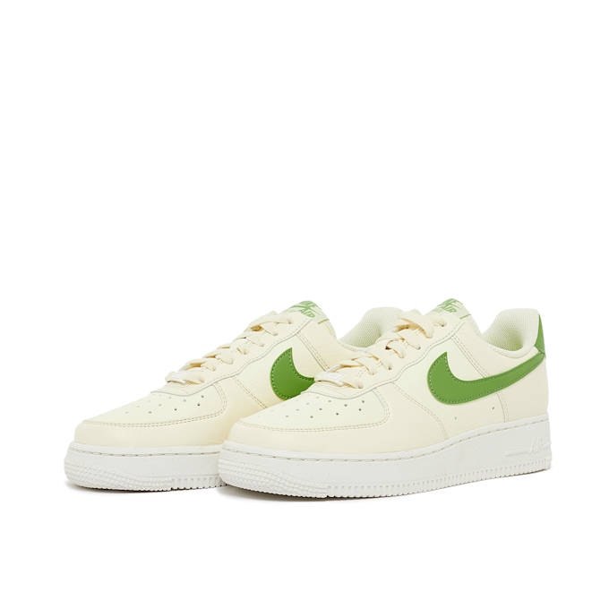 Nike Wmns Air Force 1 '07 "Coconut Milk Green" geel 81631 1