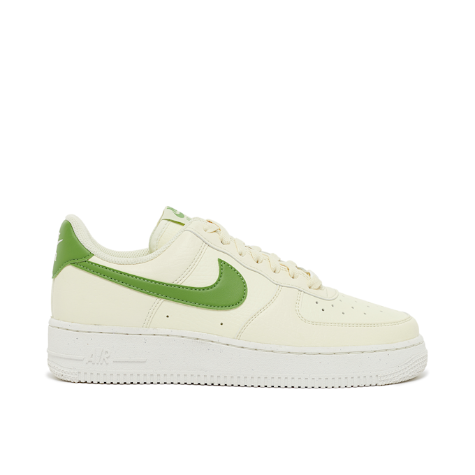 Nike Wmns Air Force 1 '07 "Coconut Milk Green" geel 81631 2