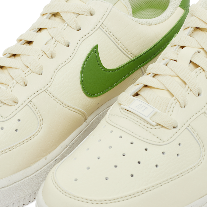 Nike Wmns Air Force 1 '07 "Coconut Milk Green" geel 81631 5