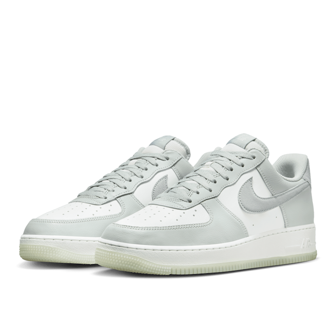 Nike Air Force 1 '07 LV8 "Light Silver" silber 84777 1