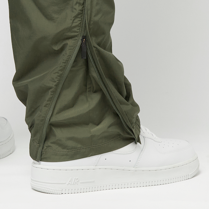 Nike M Nrg Nocta Cs Trk Pant Wvn cargo khaki/khaki/team red grün 89837 7