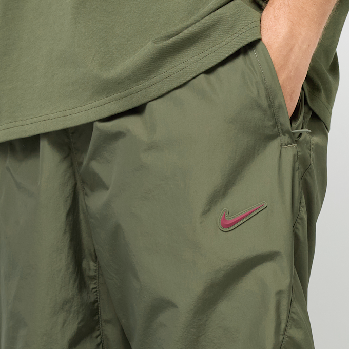 Nike M Nrg Nocta Cs Trk Pant Wvn cargo khaki/khaki/team red grün 89837 8