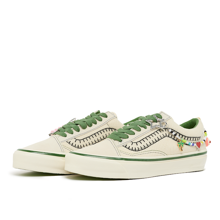 Acheter Vans Wmns Old Skool Charms en beige VN000EGYCRM1 chez