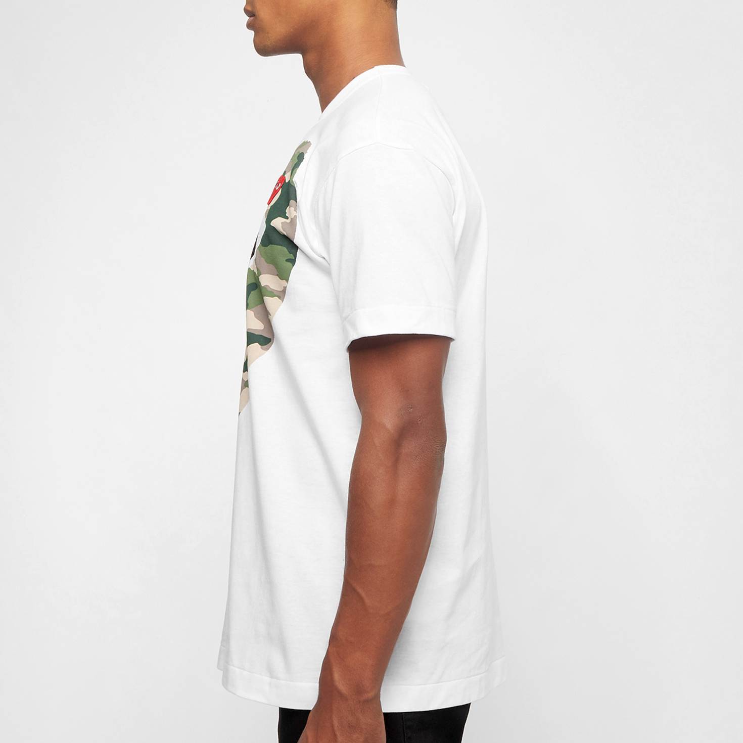 Buy Comme des Garcons Play Camouflage T-Shirt in weiß P1T242-1