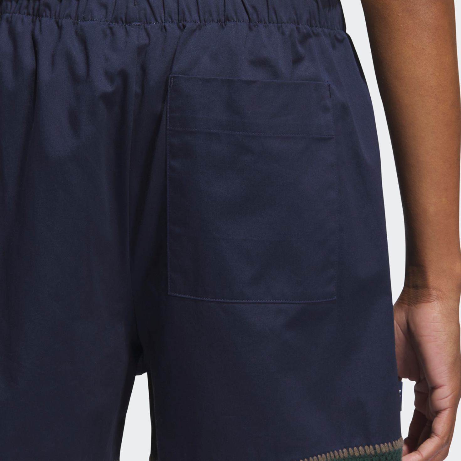 Kaufe adidas Originals x Clot Knit Short IV in blauw | JN7721 bei