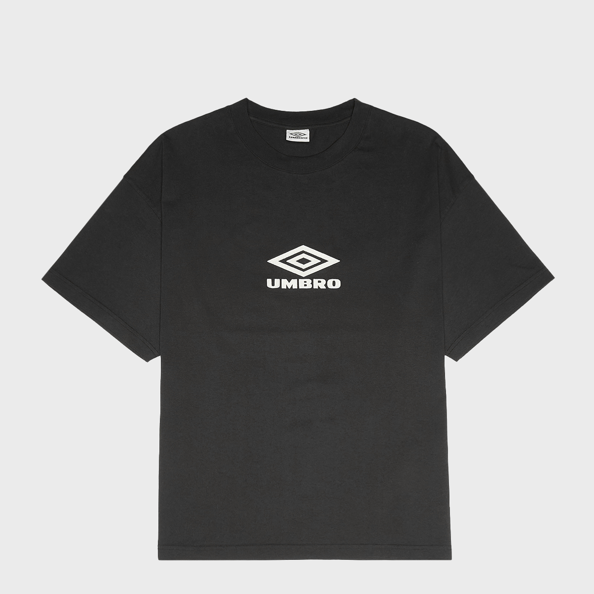 UMBRO Slam Jamエディション ブラック Tシャツ Buy Umbro by Slam Jam OG Logo T-Shirt in black | UBMW0238JY55-0020