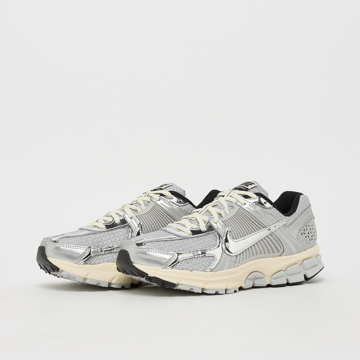 Nike---Wmns-Zoom-Vomero-5-silver