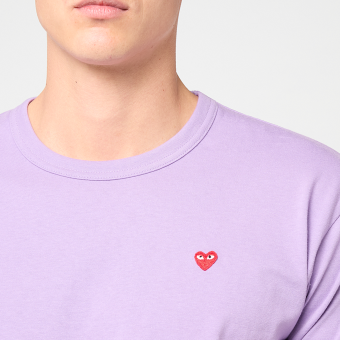 Comme des Garcons Play T-Shirt Smal Red Emblem Smal Red Heart lila 91704 3