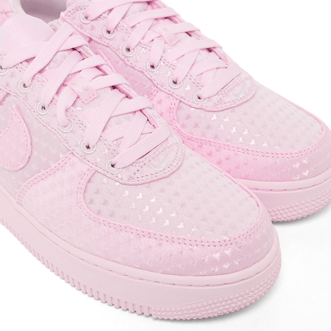 Nike Wmns Air Force 1´07 Low SE "Valentine's Day 2026" lichtroze 94471 6