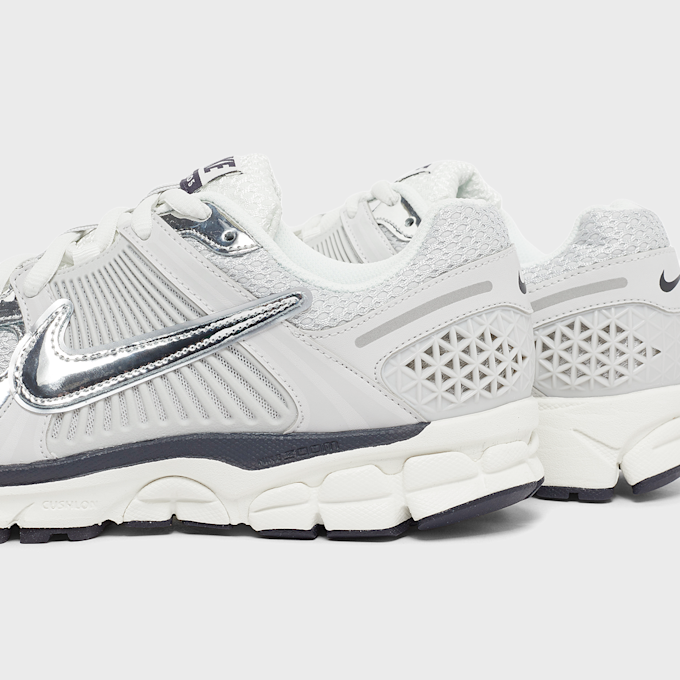 Nike   Wmns Zoom Vomero 5 "Metallic Silver" grau 78498 5