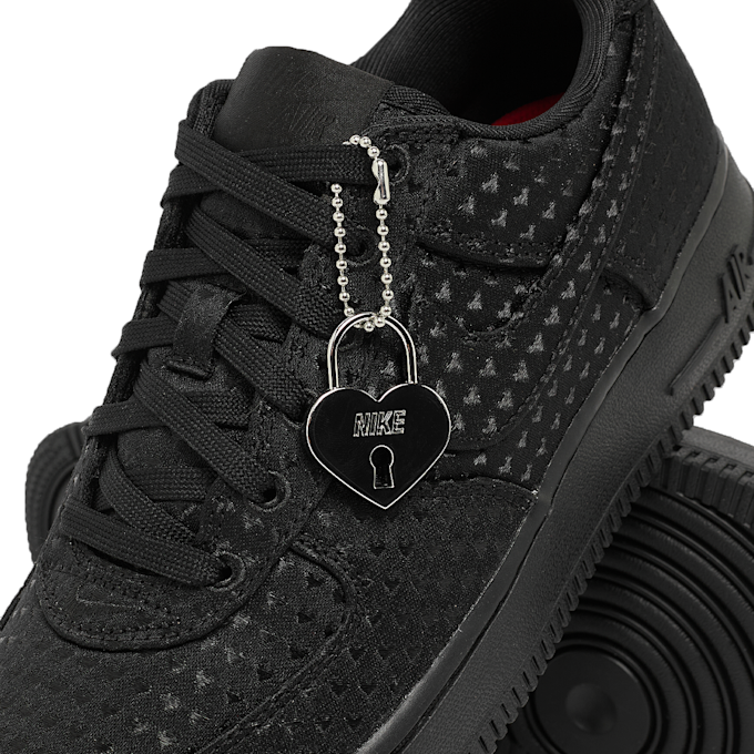 Nike Wmns Air Force 1´07 Low SE "Valentine's Day 2026" schwarz 94506 7