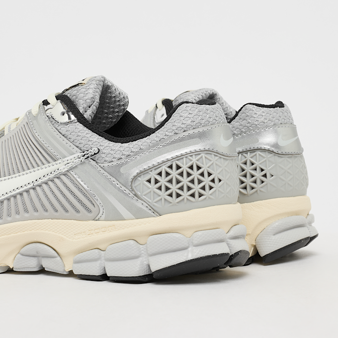 Nike   Zoom Vomero 5 silver 98051 5