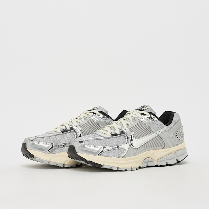Nike   Wmns Zoom Vomero 5 zilver 98124 1