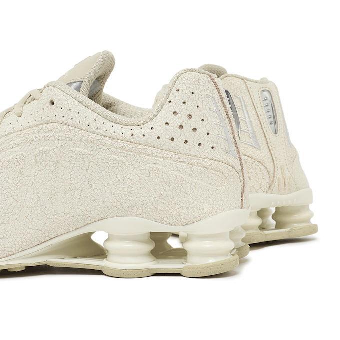 Nike Wmns Shox R4 QS beige 101923 5