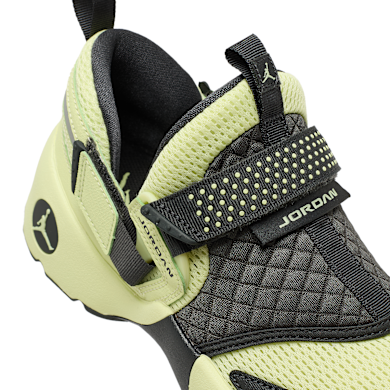 Buy Jordan Wmns Trunner LX luminous in geel | HQ2164-302 | solebox
