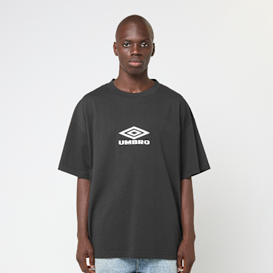 UMBRO Slam Jamエディション ブラック Tシャツ Buy Umbro by Slam Jam OG Logo T-Shirt in black | UBMW0238JY55-0020