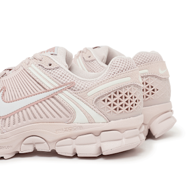 Buy Nike Wmns Zoom Vomero 5 in lichtroze | HQ0458-600 | solebox