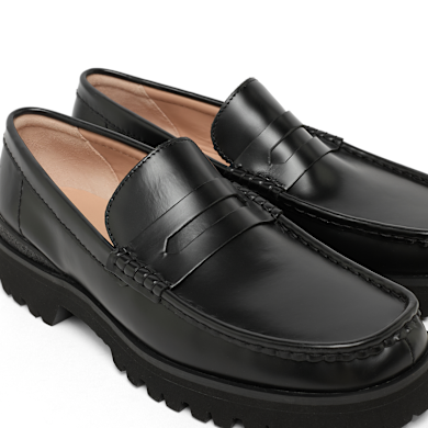 Buy Clarks Originals Yukoner Penny in black | 26185705 | solebox