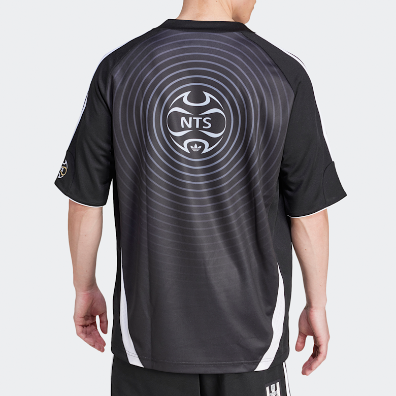 ユニホーム Buy adidas Originals x NTS Radio Teamgeist Kit Jersey in schwarz