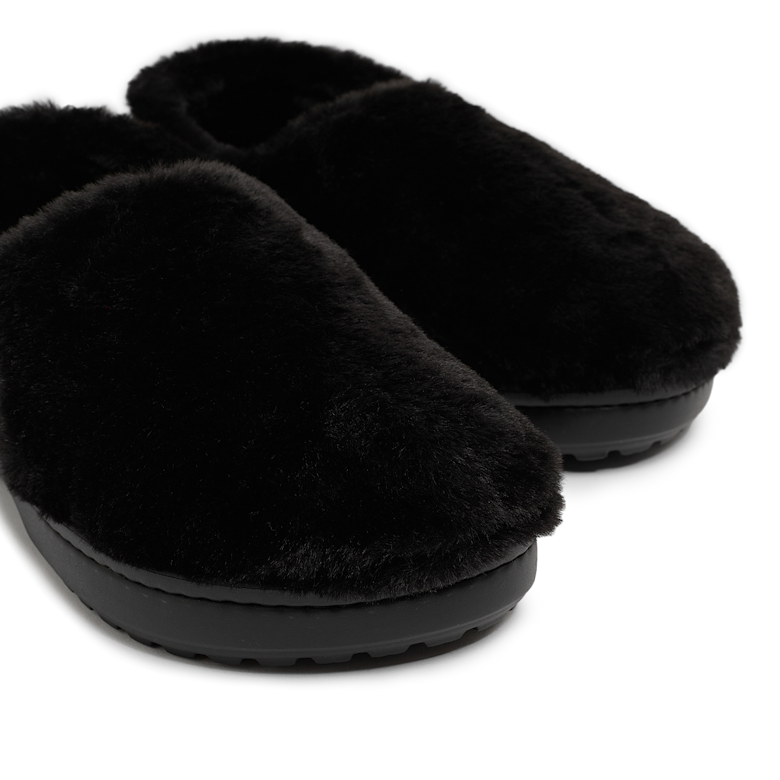 Buy Crocs Wmns Classic Unfurgettable Clog in black | 211116-001