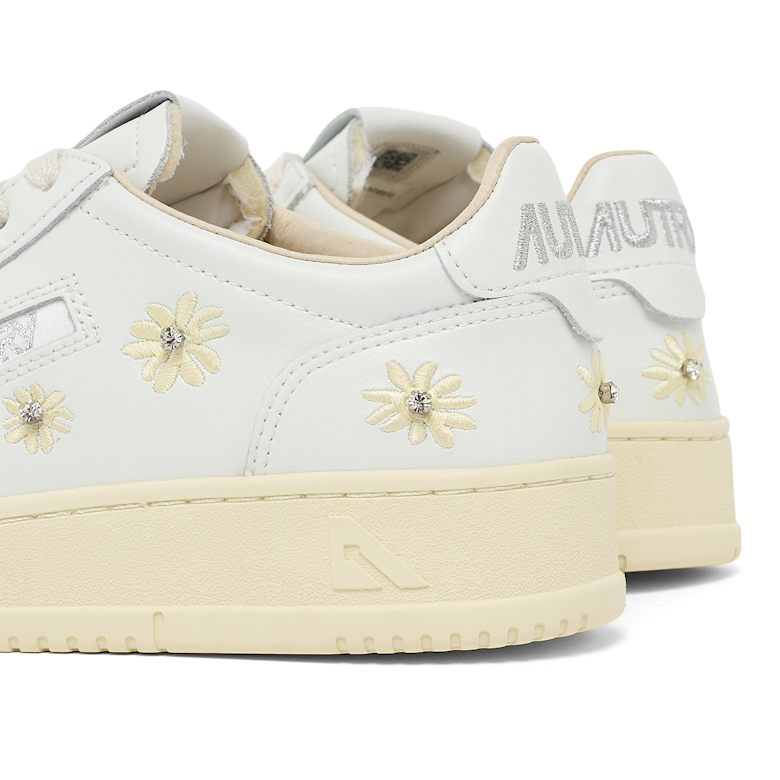 Buy Autry Wmns Medalist Low in leather/flower white/rutabaga