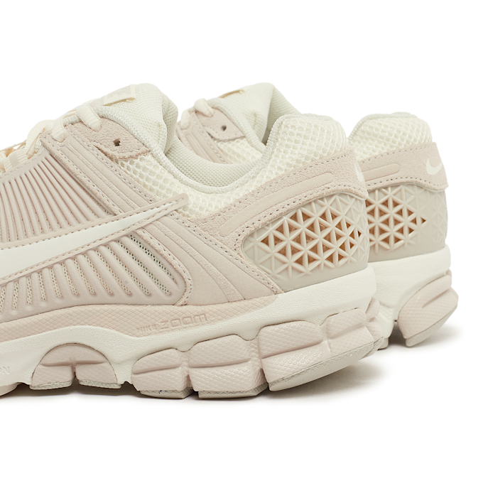 Nike Wmns Zoom Vomero 5 "Light Orewood Brown" beige 86768 4