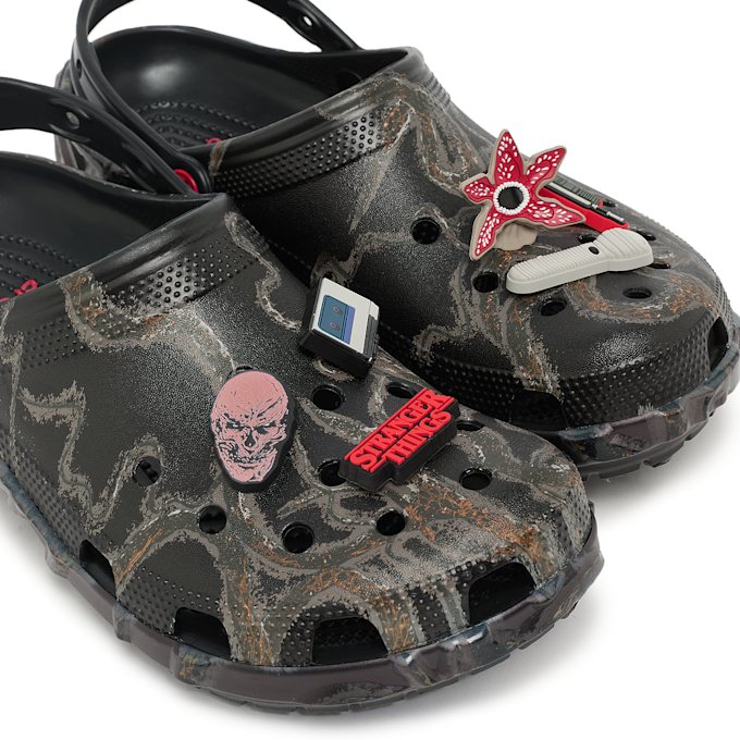 Crocs x Stranger Things Classic Clog noir 99730 6