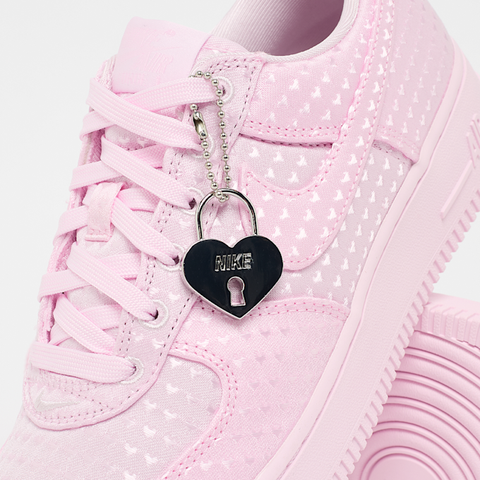 Nike Wmns Air Force 1´07 Low SE "Valentine's Day 2026" lichtroze 94471 7