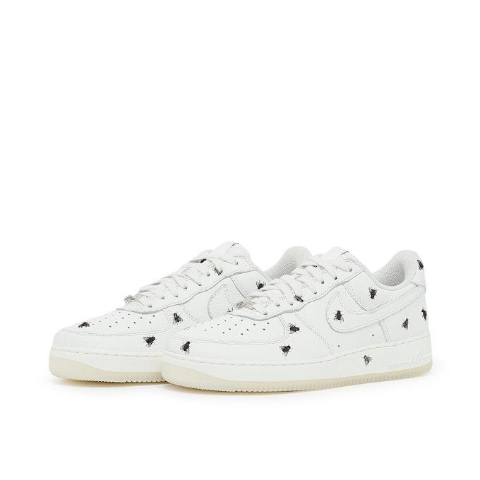 Nike   Wmns Air Force 1 Retro Low "Houseflies" white 98599 1
