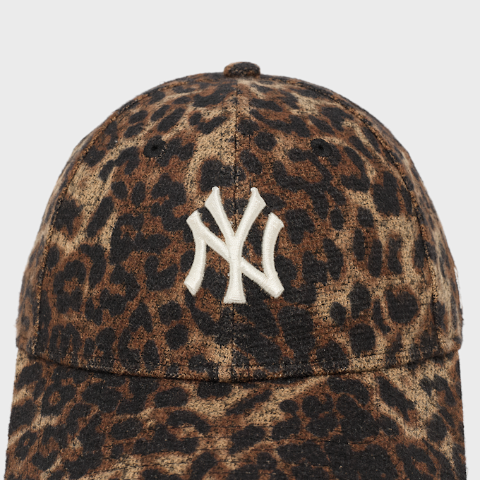 New Era Wmns Cosy Leopard 9Forty® New York Yankees brun 102938 4