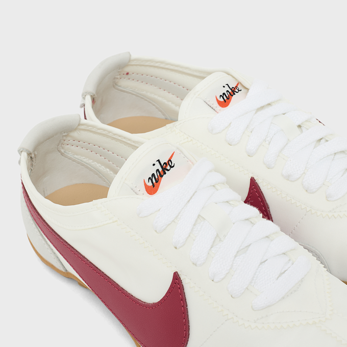 Nike Wmns Moon Racer "Summit White & Team Crimson" Weiss 103326 6