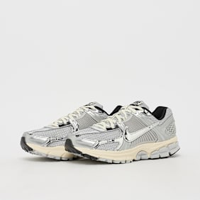 Nike   Wmns Zoom Vomero 5 silber