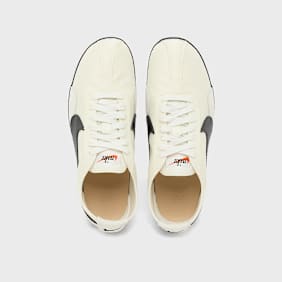 Nike   Wmns Moon Racer "Soft Pearl and Black" geel