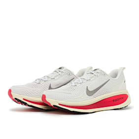 Nike Nike Vomero 18 platinum tint/mtlc pewter-siren red gris