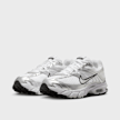 Nike   Wmns Air Max Moto 2K silber 98072 1