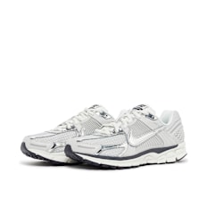 Nike   Wmns Zoom Vomero 5 "Metallic Silver" grau