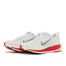 Nike Nike Vomero 18 platinum tint/mtlc pewter-siren red grijs