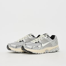 Nike Wmns Zoom Vomero 5 silber