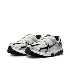 Nike Wmns Zoom Vomero 5 gris